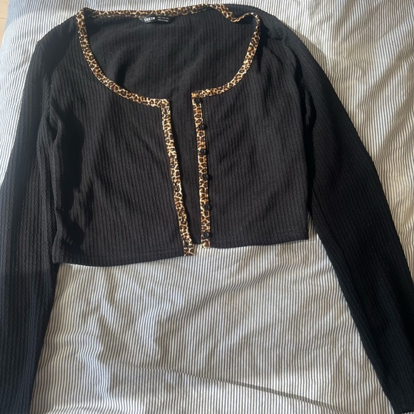 Hi, selling this beautiful long sleeve top for women/teens in size S. - Picture 3 of 10